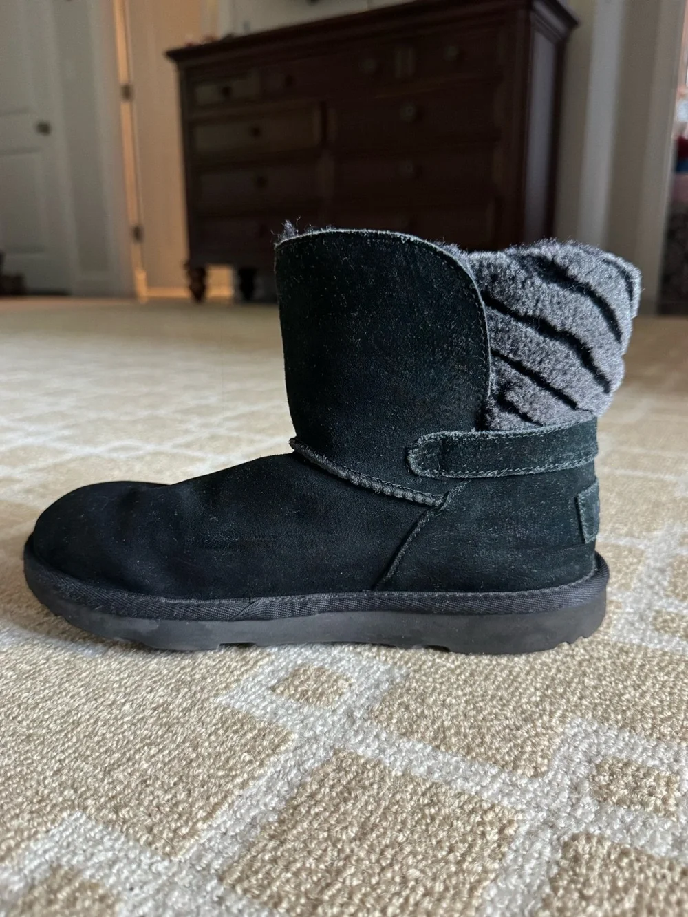 UGG Adria Suede Shearling Fur Cuff Ankle Boots Black Gray Girls Size 4